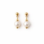 Aretes de perla blanca 8 mm sobre fondo blanco
