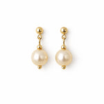 Aretes de perla crema 12 mm sobre fondo blanco