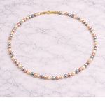 Collar Mariana | Collar de Perlas Tricolor Joyería Fina de Fantasía - ACEMOR en superficie de mármol