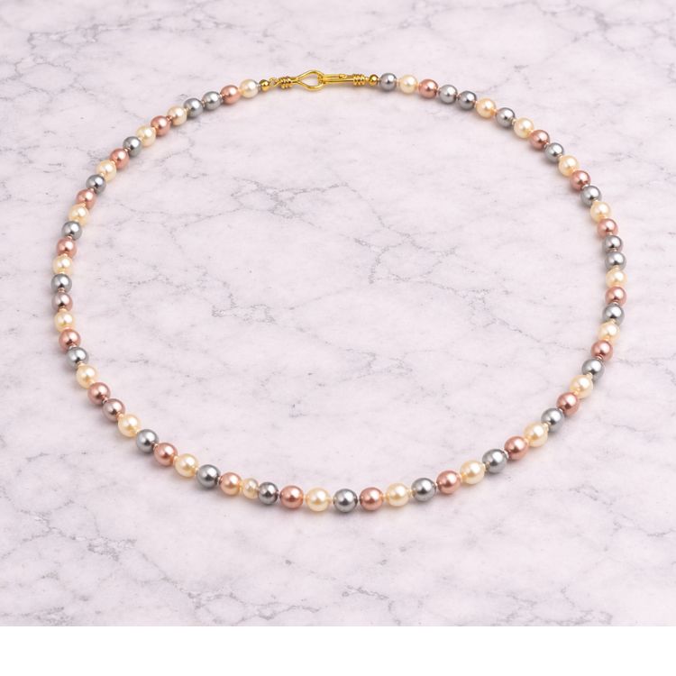 Collar Mariana | Collar de Perlas Tricolor Joyería Fina de Fantasía - ACEMOR en superficie de mármol