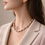 Collar Paulina | Joyería de Fantasía Fina con perlas de Cristal Checo – ACEMOR en mujer con outfit minimalista rosa lateral