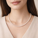 Mujer usando collar de perla blanca delicado