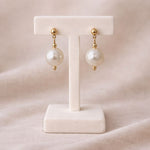 Aretes de perla blanca 12 mm en exhibidor