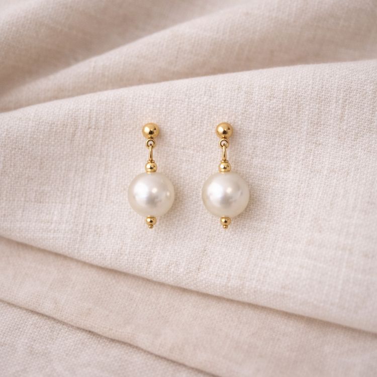 Aretes de perla blanca de mayor tamaño en composición