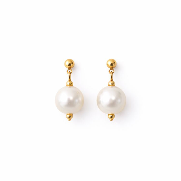 Aretes de perla blanca 12 mm sobre fondo blanco