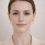 Mujer usando aretes de perla blanca delicados