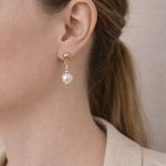 acemor-aretes-perla-blanca-6mm-modelo-lateral.