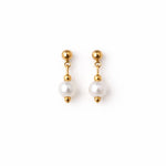 Aretes de perla blanca 6 mm sobre fondo blanco