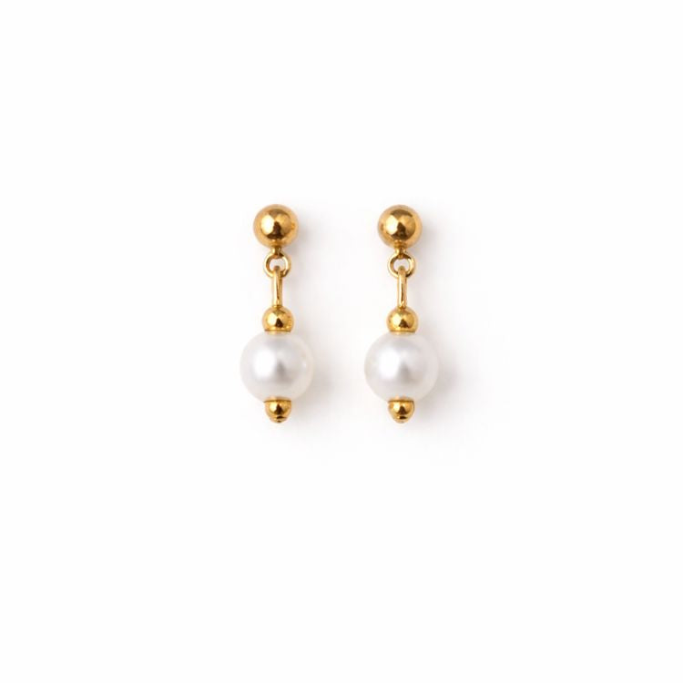 Aretes de perla blanca 6 mm sobre fondo blanco