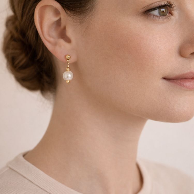 Perfil mostrando aretes de perla blanca equilibrados