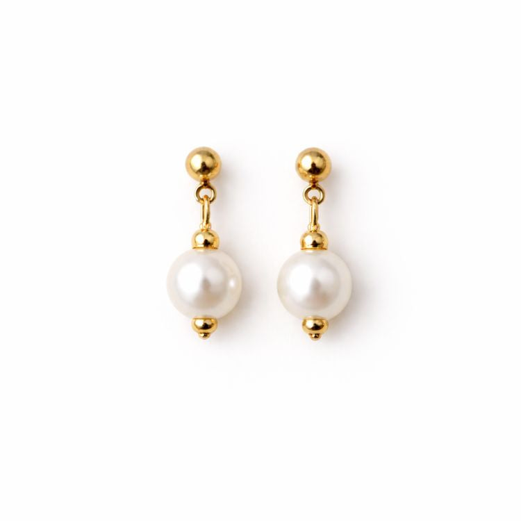 Aretes de perla blanca 8 mm sobre fondo blanco