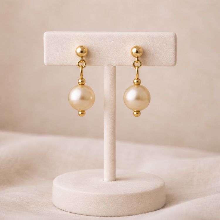 Aretes de perla crema 12 mm en exhibidor