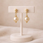 Aretes de perla crema 12 mm en exhibidor