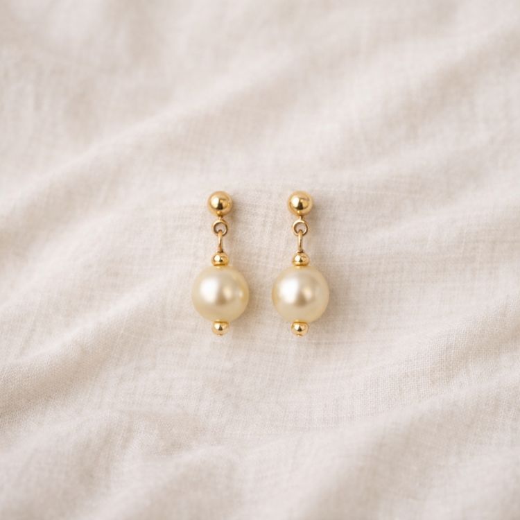Aretes de perla crema de mayor tamaño en composición