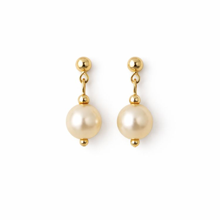Aretes de perla crema 12 mm sobre fondo blanco