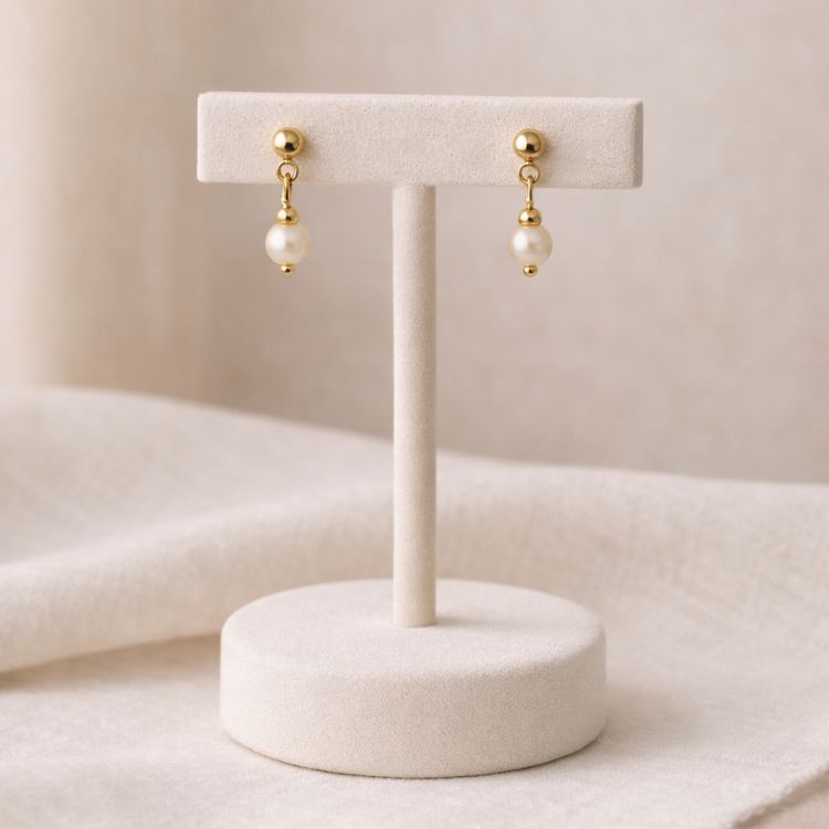 Aretes de perla crema 6 mm en exhibidor