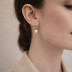 Perfil mostrando aretes de perla crema pequeños