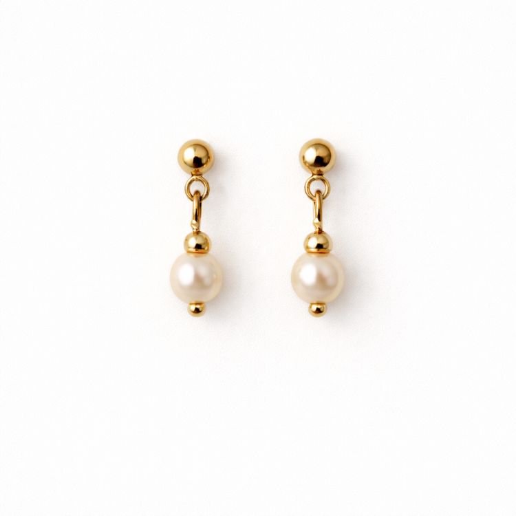 Aretes de perla crema 6 mm sobre fondo blanco