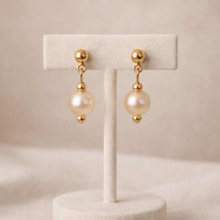 Aretes de perla crema 8 mm en exhibidor