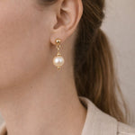 Perfil mostrando aretes de perla crema equilibrados