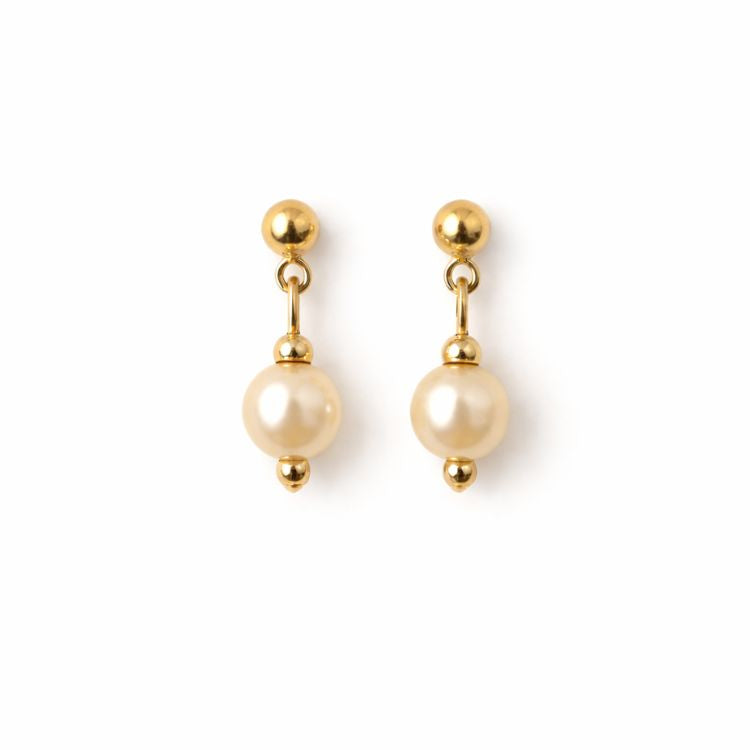 Aretes de perla crema 8 mm sobre fondo blanco