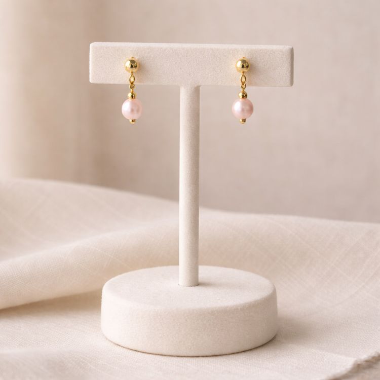 Aretes de perla rosa pastel 6 mm en exhibidor