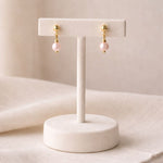 Aretes de perla rosa pastel 6 mm en exhibidor
