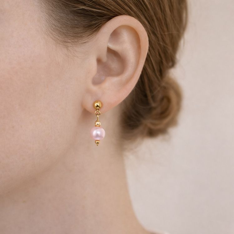 Perfil mostrando aretes de perla rosa pastel pequeños