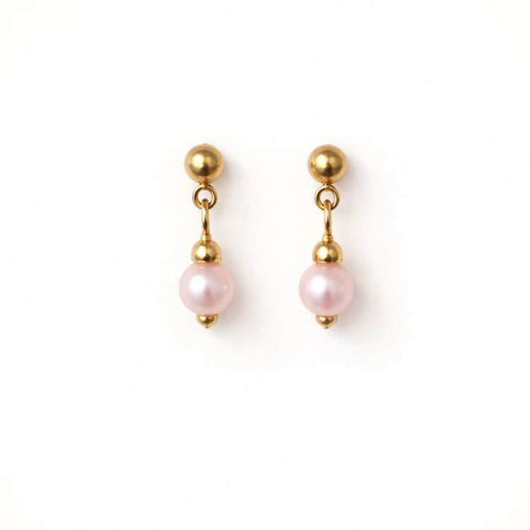 Aretes de perla rosa pastel 6 mm sobre fondo blanco