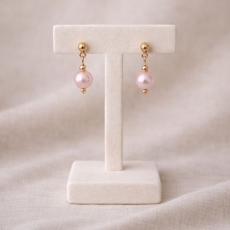 Aretes de perla rosa pastel 8 mm en exhibidor