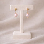Aretes de perla rosa pastel 8 mm en exhibidor