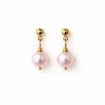 Aretes de perla rosa pastel 8 mm sobre fondo blanco