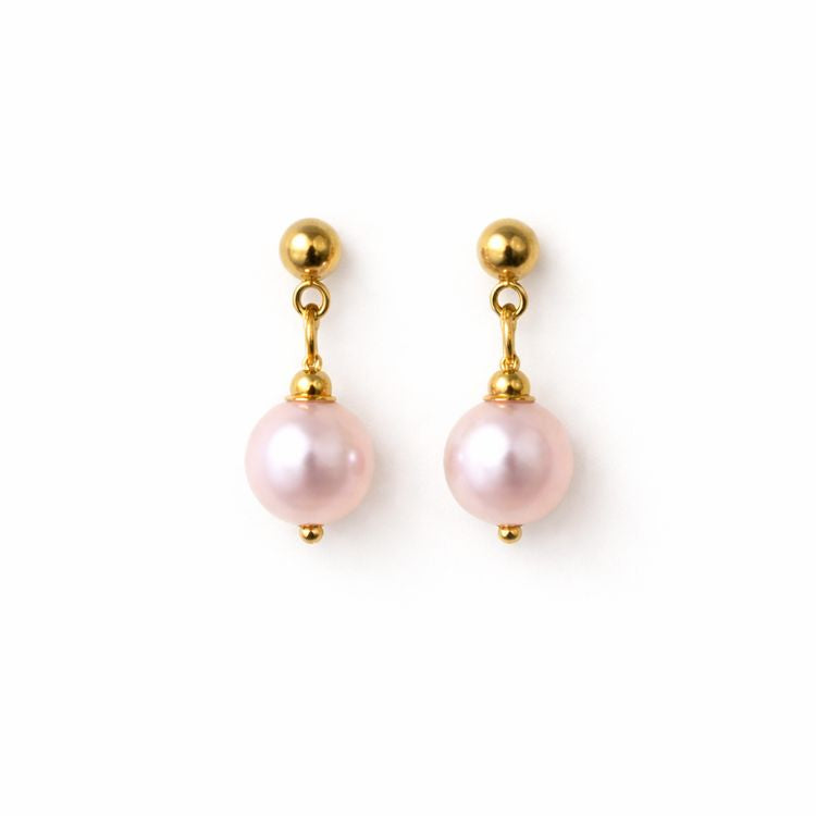 Aretes de perla rosa pastel 8 mm sobre fondo blanco