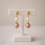 Aretes de perlas café y crema en exhibidor