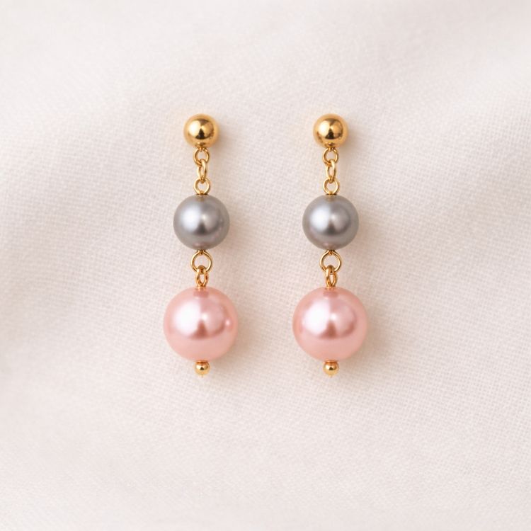 Aretes de perlas combinadas en composición estética