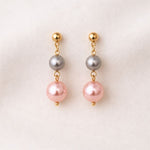 Aretes de perlas combinadas en composición estética
