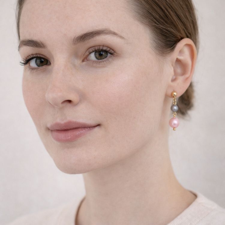 Perfil mostrando aretes de perlas rosa y gris