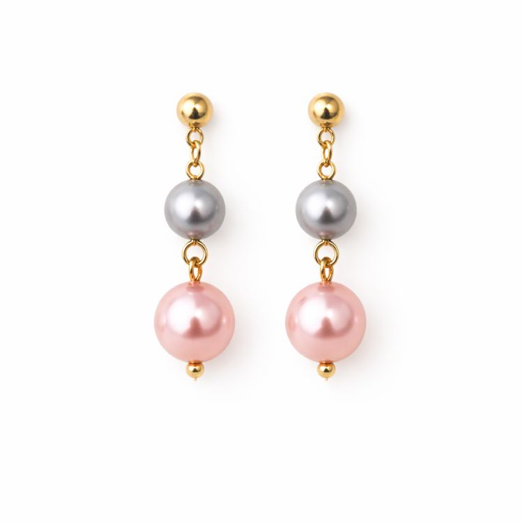 Aretes de perlas rosa y gris sobre fondo blanco