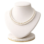 Collar doble de perla blanca 8 mm en cuello exhibidor