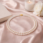 Collar doble de perla blanca en composición elegante