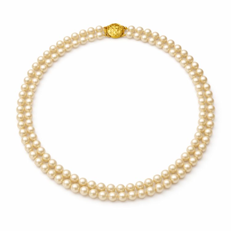 Collar doble de perla crema 6 mm sobre fondo blanco