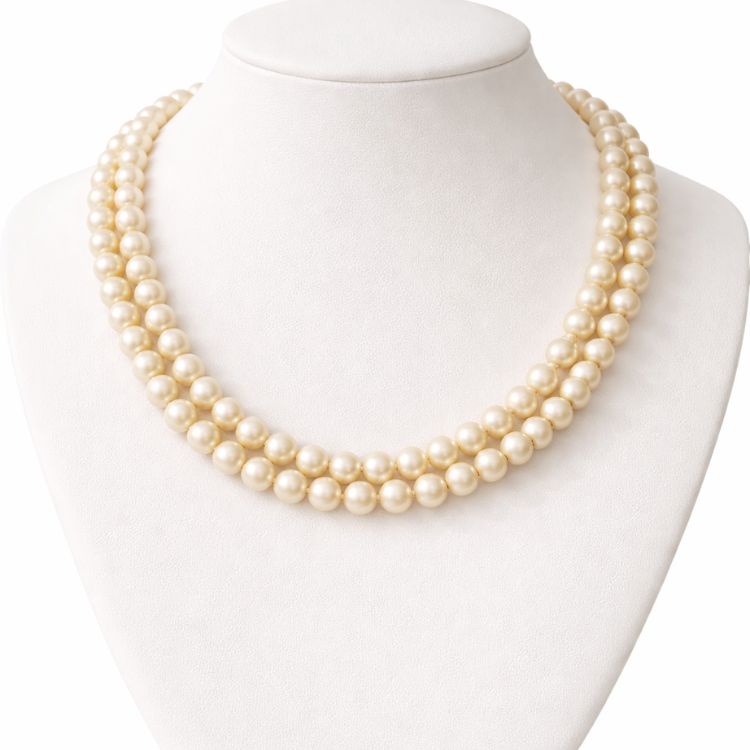 Collar doble de perla crema 8 mm en cuello exhibidor