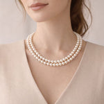 Mujer usando collar doble de perla crema elegante