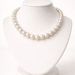 Collar de perla blanca 12 mm en cuello exhibidor