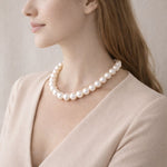 Caída marcada del collar de perla blanca grande