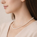 Caída natural del collar de perla blanca fino