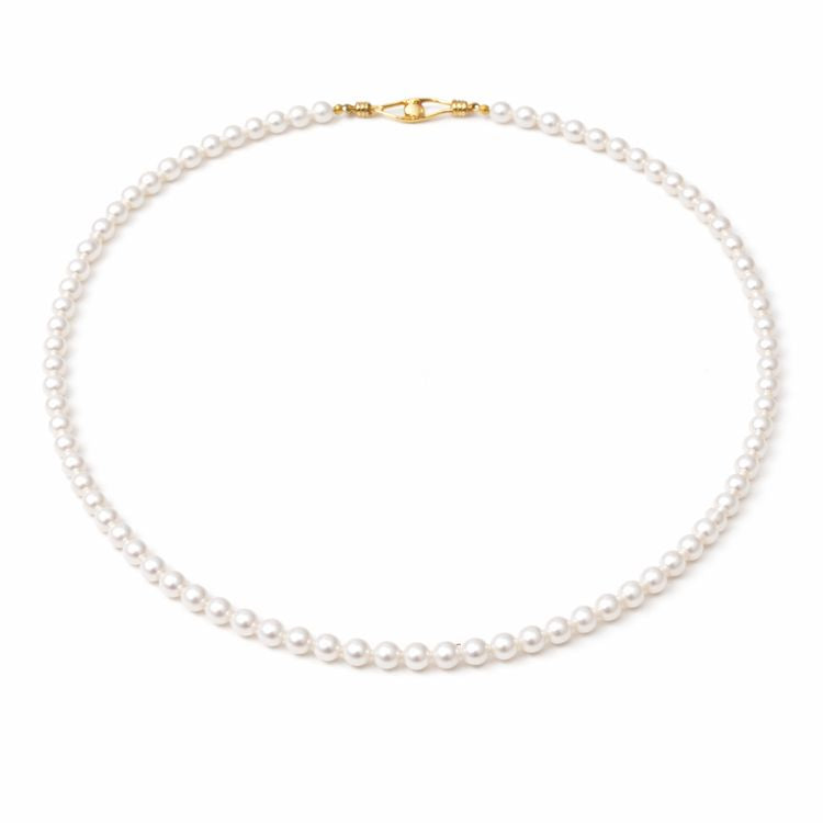 Collar de perla blanca 6 mm sobre fondo blanco 