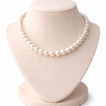 Collar de perla blanca 8 mm en cuello exhibidor