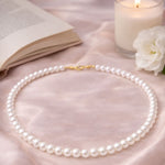 Collar de perla blanca en flat lay elegante