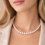 Mujer usando collar de perla blanca clásico